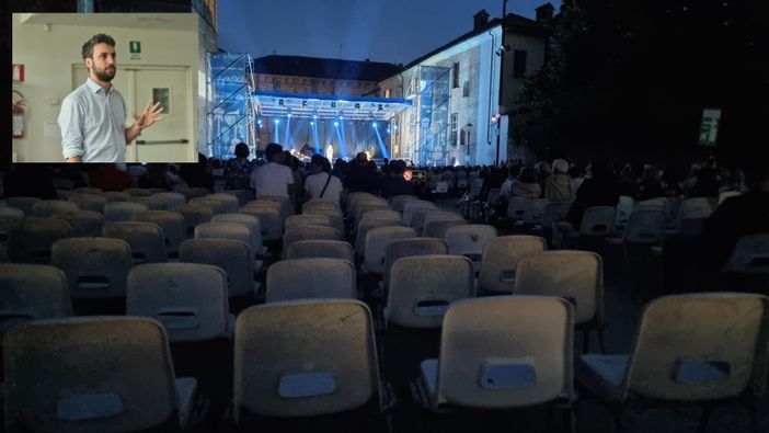 Poco più di 600 spettatori per il pur bellissimo concerto di Alice, nel riquadro il Segretario cittadino PD Andrea Giarrizzo Poco più di 600 spettatori per il pur bellissimo concerto di Alice, nel riquadro il Segretario cittadino PD Andrea Giarrizzo