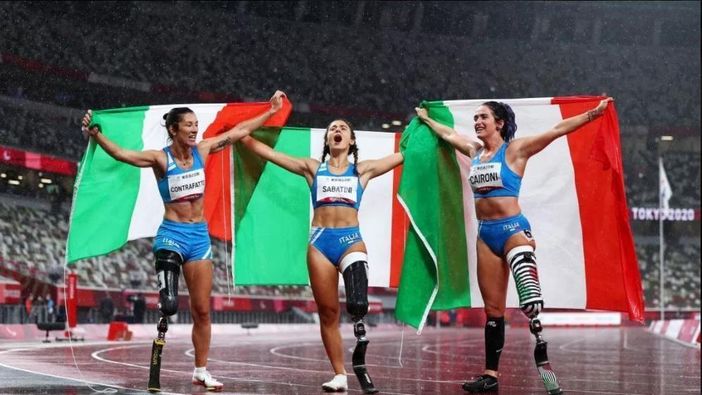 Monica Contraffatto, Ambra Sabatini e Martina Caironi, atlete paralimpiche in forza al gruppo sportivo delle Fiamme Gialle, ritratte al termine della finale dei 100 metri alle Paralimpiadi di Tokio