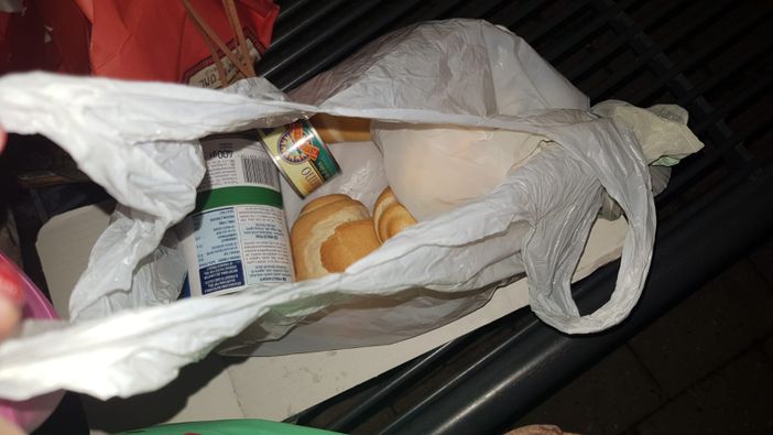 Schiaffo alla povertà: cibo della mensa sociale abbandonato in un parco