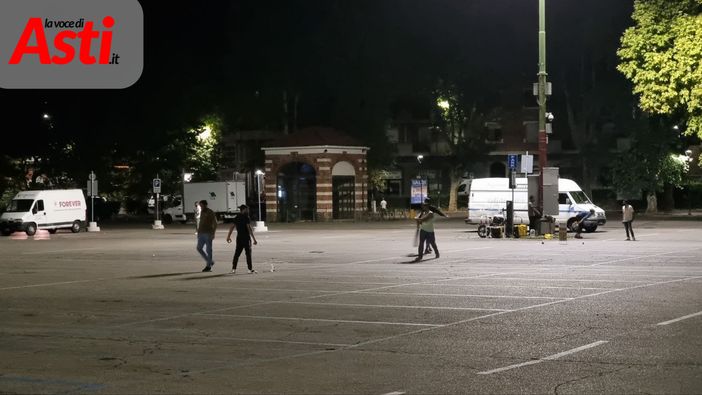 Gli stalli di piazza del Palio alla sera diventano un campo da cricket [FOTO E VIDEO]