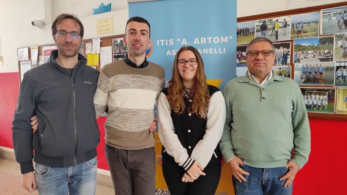 Samantha Porzio con gli insegnanti che l'hanno seguita nel progetto "CyberTrials" Samantha Porzio con gli insegnanti che l'hanno seguita nel progetto "CyberTrials"