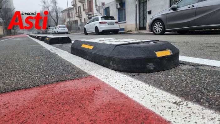 I nuovi dissuasori di via Vigna fanno infuriare gli astigiani: &quot;Sono una follia&quot;