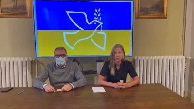 Elena Novikova con il sindaco di Costigliole d'Asti Enrico Alessandro Cavallero