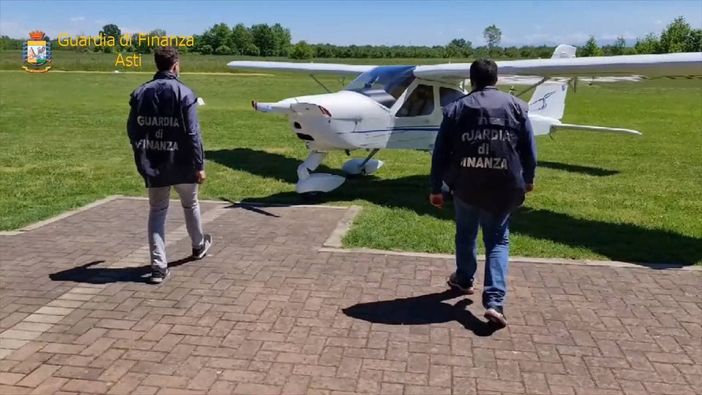 La Guardia di Finanza di Asti sequestra 17 aeromobili in diverse località italiane La Guardia di Finanza di Asti sequestra 17 aeromobili in diverse località italiane