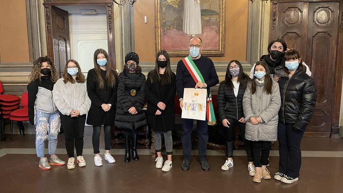 Il sindaco Rasero ritratto con la delegazione di studenti del Castigliano