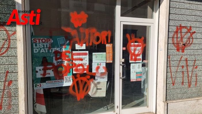 La sede del Pd vandalizzata La sede del Pd vandalizzata