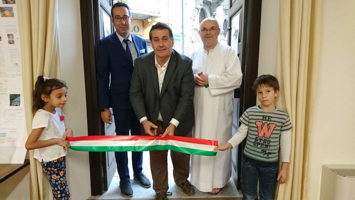 Il taglio del nastro Il taglio del nastro