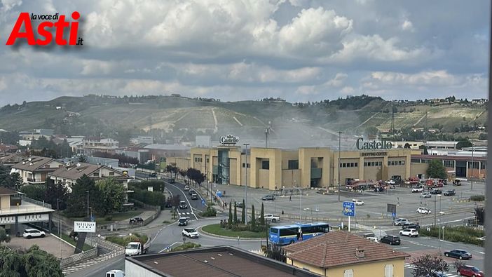 Ancora al lavoro i vigili del fuoco di Asti per l'incendio al Centro commerciale "Il Castello" di Canelli