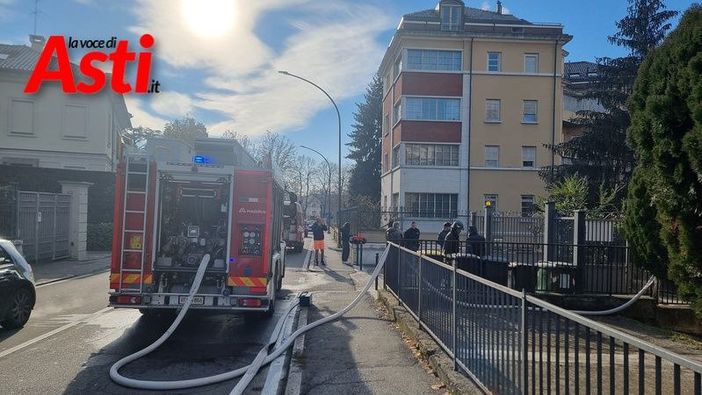 Veicolo in fiamme in un'autorimessa di via Conte Verde [GALLERIA FOTOGRAFICA]