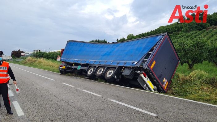 Camion fuori strada tra San Damiano e Canale. Due gru e un trattore per rialzarlo [FOTO]