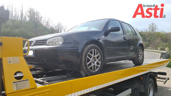 Salta posto di blocco a Castello di Annone, rintracciato dopo la fuga, in una cascina