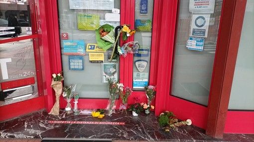 Mazzi di fiori lasciati davanti alla tabaccheria che il giovane aveva gestito a lungo