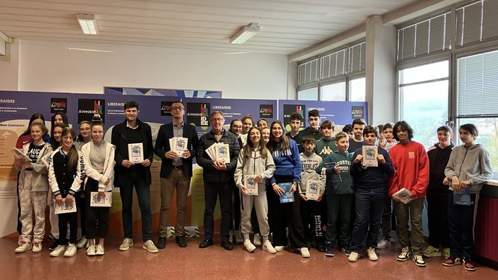 Sindaco e vicesindaco di Moncalvo con alcuni studenti cui sono destinati i volumi di educazione ambientale