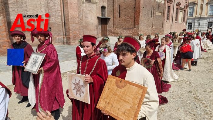 Il Corteo storico del Palio di Asti è in marcia verso piazza Alfieri [GALLERIA FOTOGRAFICA E VIDEO]