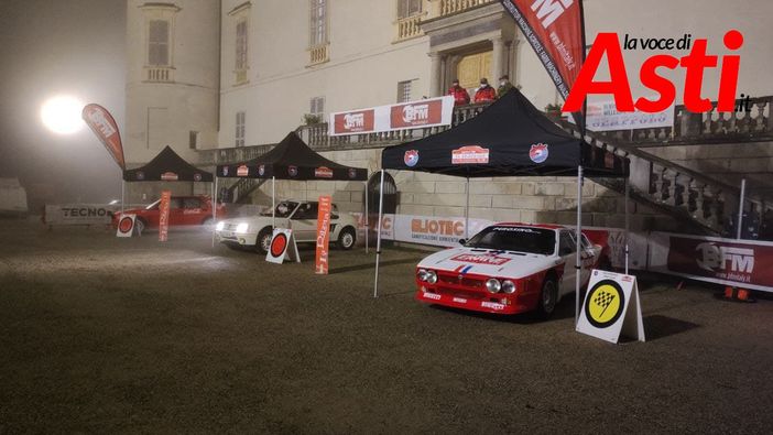 Alcune auto 'storiche' parcheggiate nel piazzale antistante il castello di Costigliole d'Asti