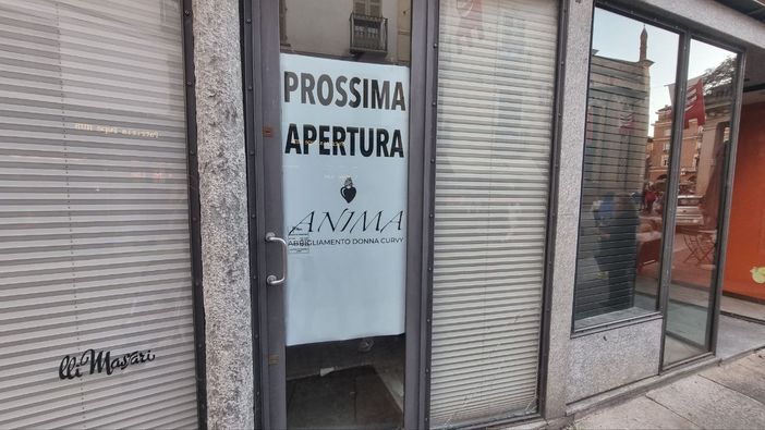 Cartello di prossima apertura di un negozio di abbigliamento in via Cavour