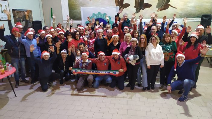 Foto di gruppo per i partecipanti alla serata dei Vespisti Moderni