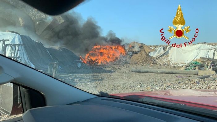 Cerro Tanaro: incendio rifiuti alla discarica Gaia. Pronto intervento dei Vigili del Fuoco Cerro Tanaro: incendio rifiuti alla discarica Gaia. Pronto intervento dei Vigili del Fuoco