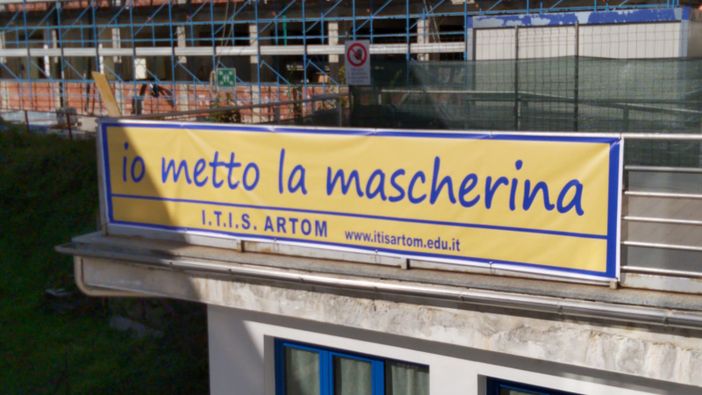 "Io metto la mascherina": l'Artom di Asti invita alla prevenzione con uno striscione sulla facciata della scuola
