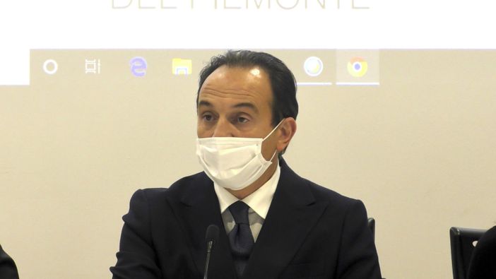 Alberto Cirio con mascherina