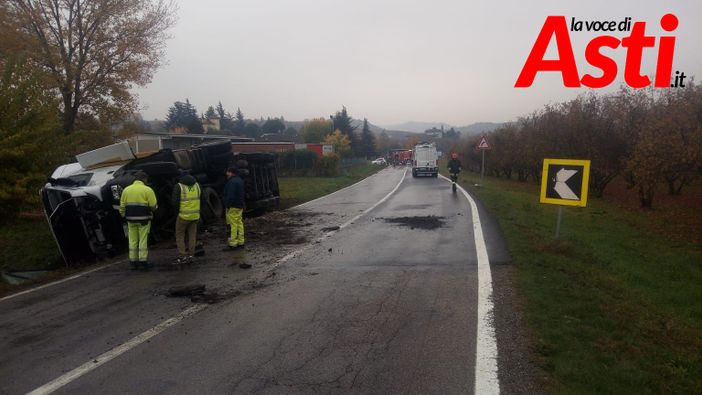 I lavori di recupero dell'Iveco Stralis ribaltatosi in mattinata