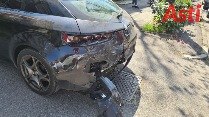 Rallentamenti in via Petrarca ad Asti per incidente auto