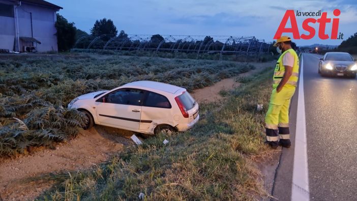 Auto esce di strada a Motta di Costigliole