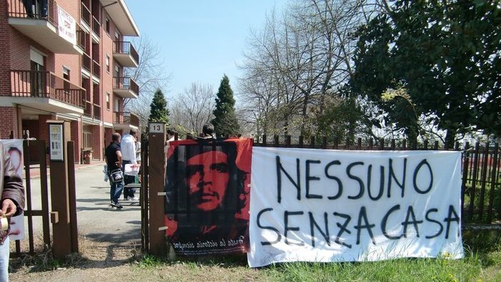 Asti, diritto alla casa, cartello Asti, diritto alla casa, cartello