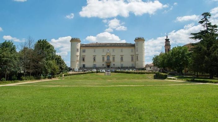 Il bellissimo castello di Costigliole d'Asti, visto dal parco del maniero