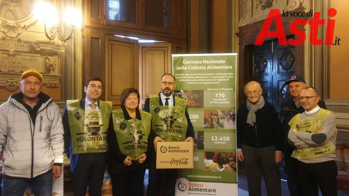 Il direttore di Coldiretti con il sindaco Rasero, Mariangela Cotto, il direttore del Banco, Ferrero e alcuni volontari Il direttore di Coldiretti con il sindaco Rasero, Mariangela Cotto, il direttore del Banco, Ferrero e alcuni volontari