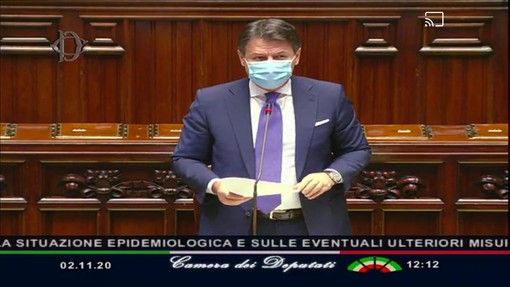 Conte: "Limiti alla circolazione delle persone di sera e alla mobilità tra regioni, capienza dei mezzi pubblici al 50%. Più restrizioni nelle zone a rischio" Conte: "Limiti alla circolazione delle persone di sera e alla mobilità tra regioni, capienza dei mezzi pubblici al 50%. Più restrizioni nelle zone a rischio"