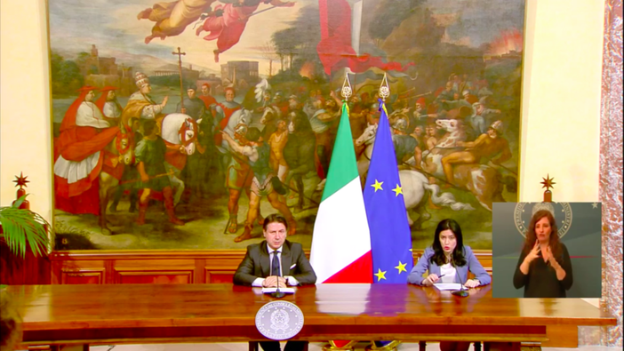 Scuola, ufficiali le linee guida per la ripartenza: si torna in aula il 14 settembre, fondi statali per sicurezza, lavori, assunzioni e aumento di stipendio per gli insegnanti Scuola, ufficiali le linee guida per la ripartenza: si torna in aula il 14 settembre, fondi statali per sicurezza, lavori, assunzioni e aumento di stipendio per gli insegnanti