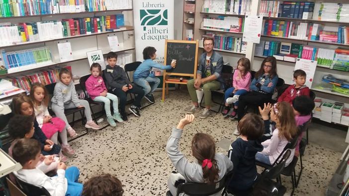 La filosofia spiegata ai bambini. Il progetto della Libreria Alberi d'Acqua piace e sarà riproposto La filosofia spiegata ai bambini. Il progetto della Libreria Alberi d'Acqua piace e sarà riproposto