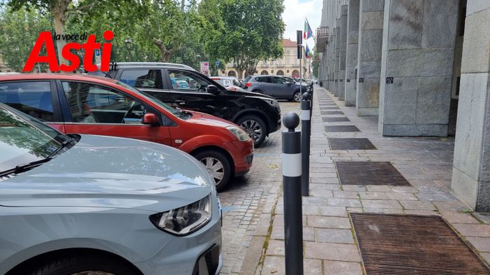 Installata una fila di colonnine sotto i portici del palazzo della Provincia di Asti