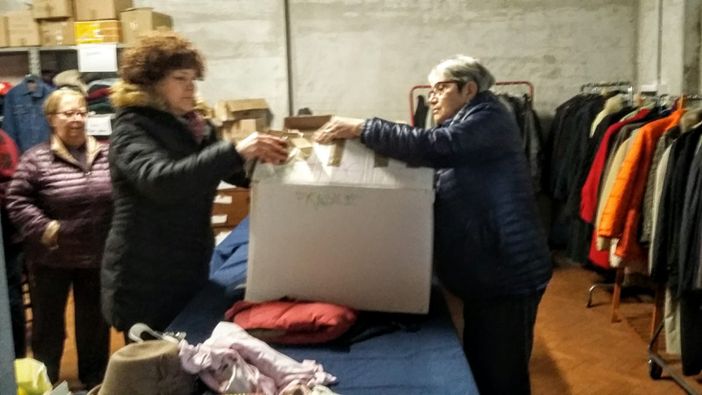 Vera Aschiero, Rita Coppola e Daniela Rezza e vestiti pronti al Dormitorio per essere “provati e indossati” dagli ospiti