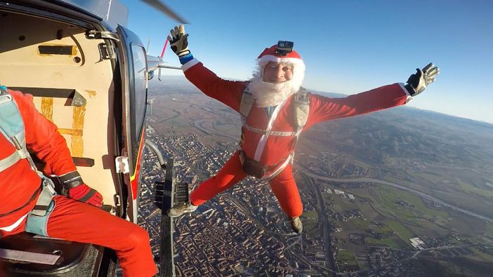Babbo Natale arriva dal cielo: un evento spettacolare per sostenere la Mensa Sociale di Asti