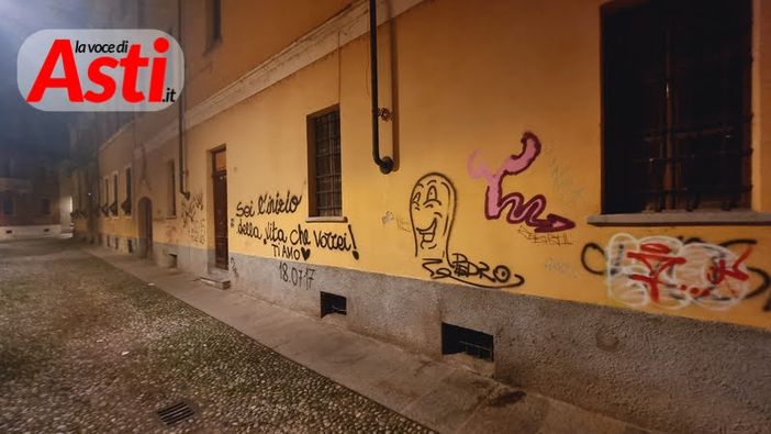 Tra via Bonzanigo e via Cotti Ceres graffiti e degrado davanti ad uno degli edifici storici di Asti [FOTO]