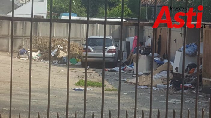 Asti: rottami e immondizia abbandonati da oltre un anno in un cortile di via Lungo Tanaro