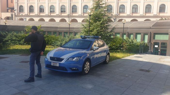 Camminava in tangenziale, ad Asti, scalzo e armato di bastone. Arrestato dalla Polizia Camminava in tangenziale, ad Asti, scalzo e armato di bastone. Arrestato dalla Polizia
