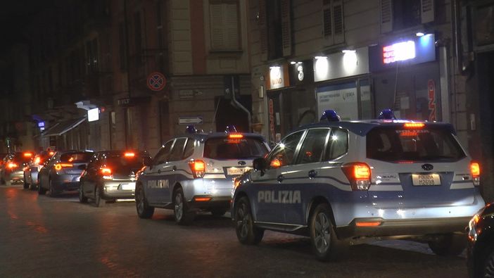 Un immagine del blitz che, all'alba di oggi, ha portato agli arresti Un immagine del blitz che, all'alba di oggi, ha portato agli arresti