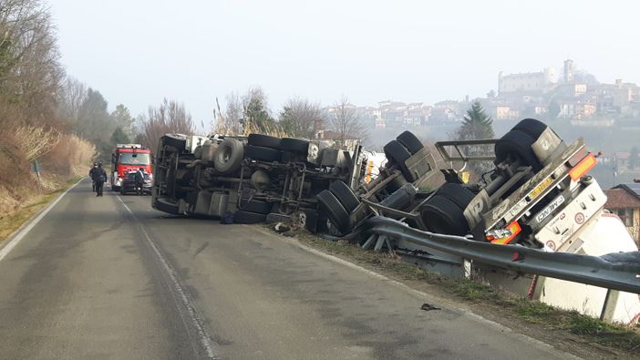 Cortanze, permangono disagi alla circolazione per il ribaltamento di un autotreno [GALLERIA FOTOGRAFICA]