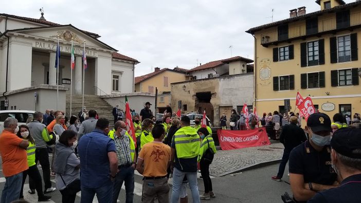 Un immagine della manifestazione sindacale della scorsa settimana di fronte al Municipio di Villanova d'Asti