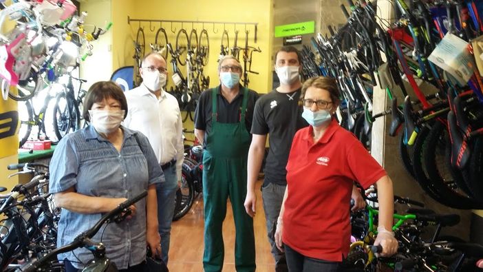 Nuova vita per una trentina di bici, rimesse a nuovo per regalarle ai ragazzi in difficoltà