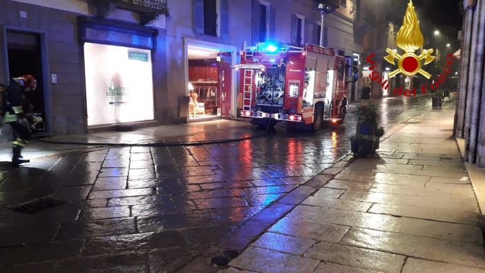 Incendio nella notte nel negozio Benetton di corso Alfieri