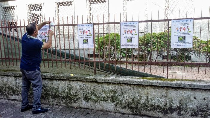 Cartelli multilingue alla primaria Cavour per ricordare il rispetto dell'ambiente