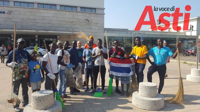Prendersi cura della città senza distinzioni: oggi si combatte il degrado con l'aiuto dei migranti (FOTO) Prendersi cura della città senza distinzioni: oggi si combatte il degrado con l'aiuto dei migranti (FOTO)