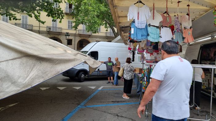Mercato di piazza Alfieri: &quot;Non va affatto tutto bene&quot;, nuova protesta degli ambulanti [VIDEO]