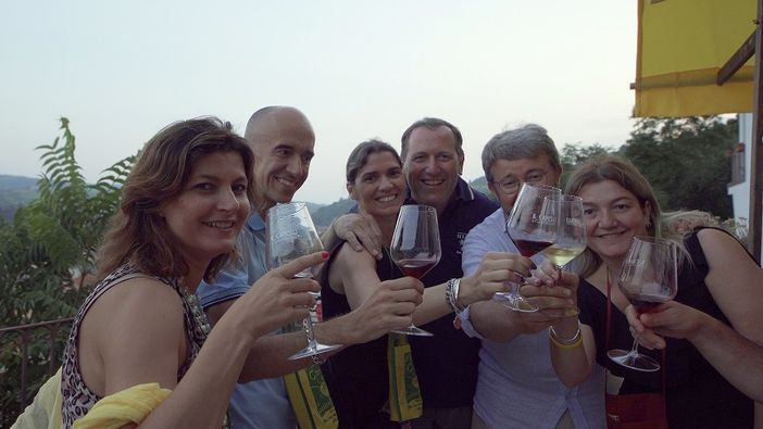 Duemila brindisi nella "notte dolce" di Canelli