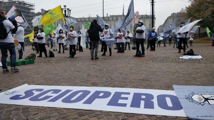 Un momento della manifestazione di ieri in piazza Castello