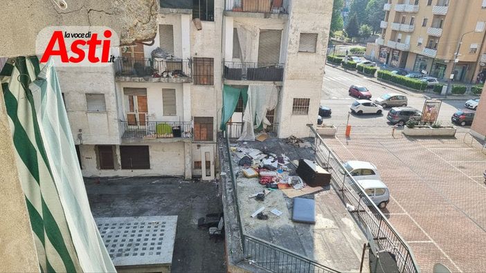 L'affaccio dalla palazzina occupata di Corso Volta L'affaccio dalla palazzina occupata di Corso Volta
